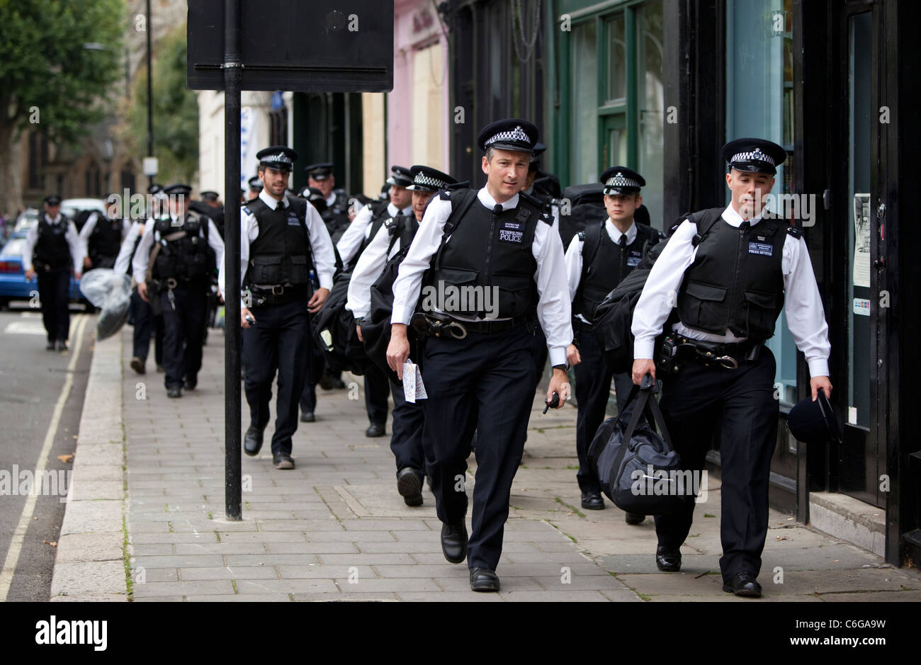 Un groupe d'officiers de police métropolitaine arrivant au Carnaval de Notting Hill, Londres, Angleterre, Royaume-Uni, GB. Banque D'Images