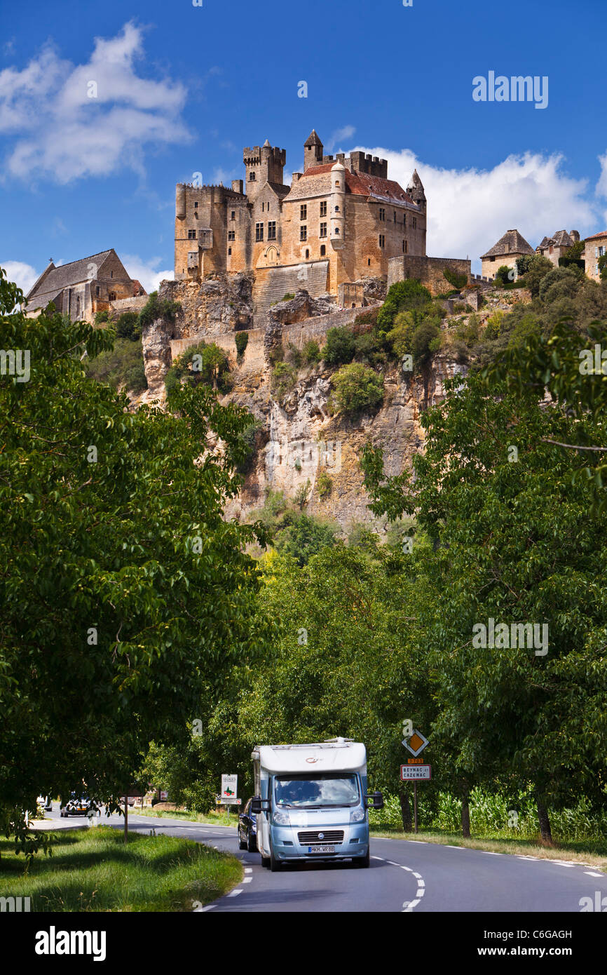 Dordogne : Conduite passé le château de Beynac et Cazenac, Aquitaine, France, Europe Banque D'Images