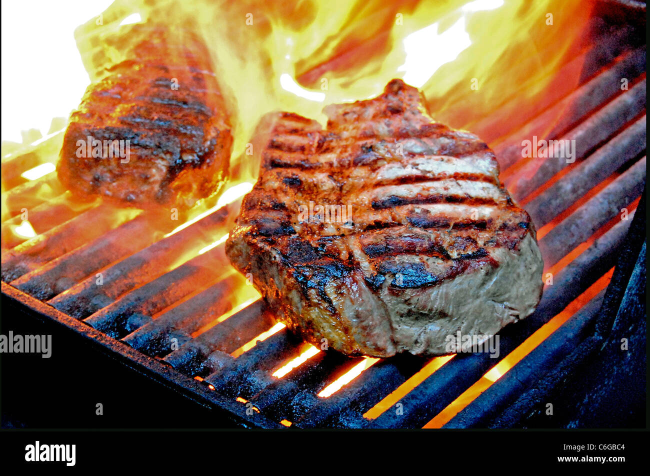 Le porc, viande sur le gril avec flamme,barbecue Banque D'Images