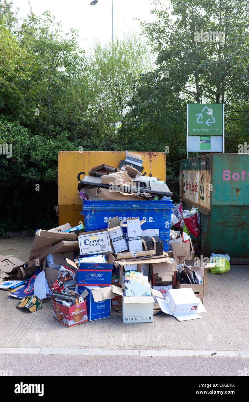 Pile de boîtes en carton pour le recyclage collecte en attente Banque D'Images