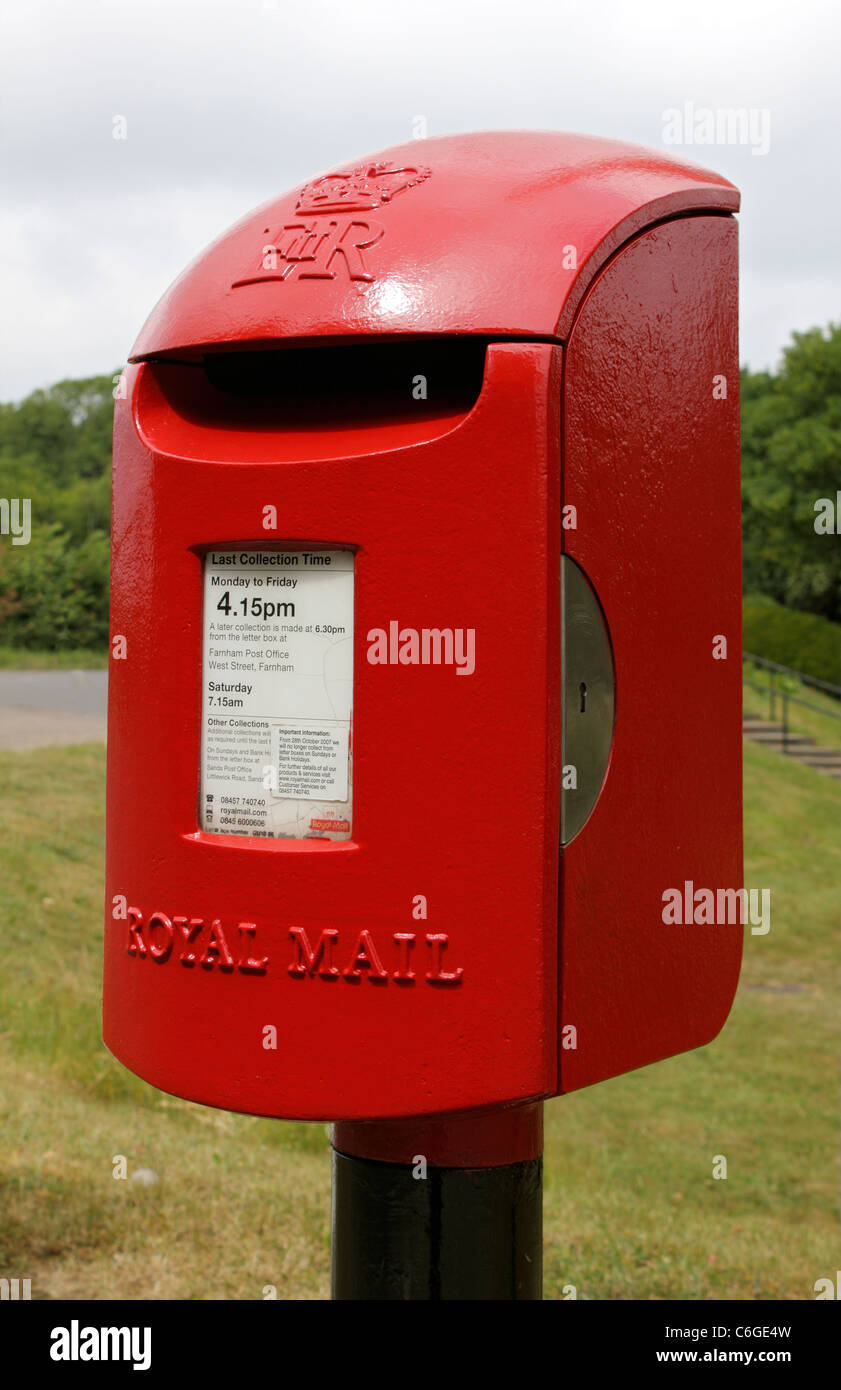 Style moderne rouge Royal Mail post box. Surrey England UK. Banque D'Images