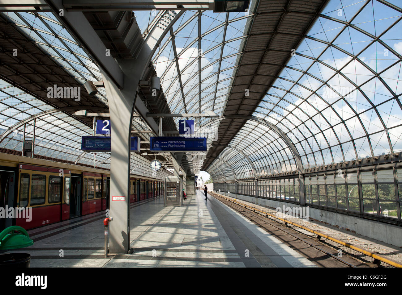 Berlin Spandau gare train pour Berlin Hauptbahnof, Allemagne Banque D'Images