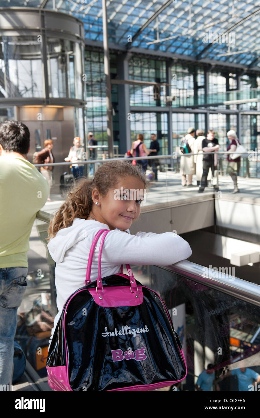 Enfant avec gros sac à la gare principale de Berlin Hauptbahnhof - Banque D'Images