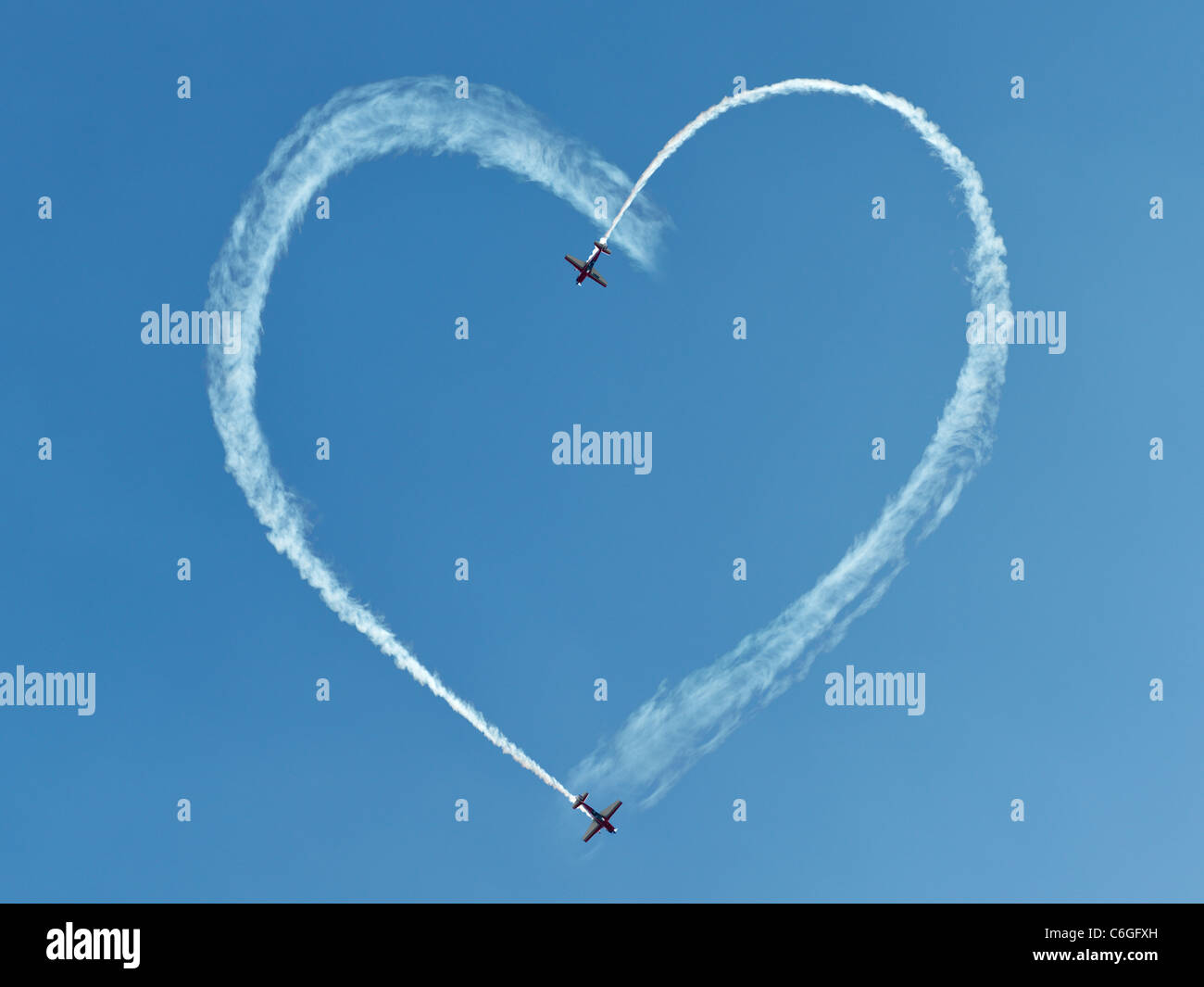 Deux avions dessin coeur dans le ciel Banque D'Images