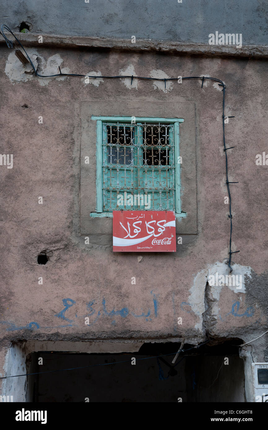 Vieux Coca Cola signer en arabe sur un mur du village dans le Haut Atlas, Aroumd, au Maroc. Banque D'Images