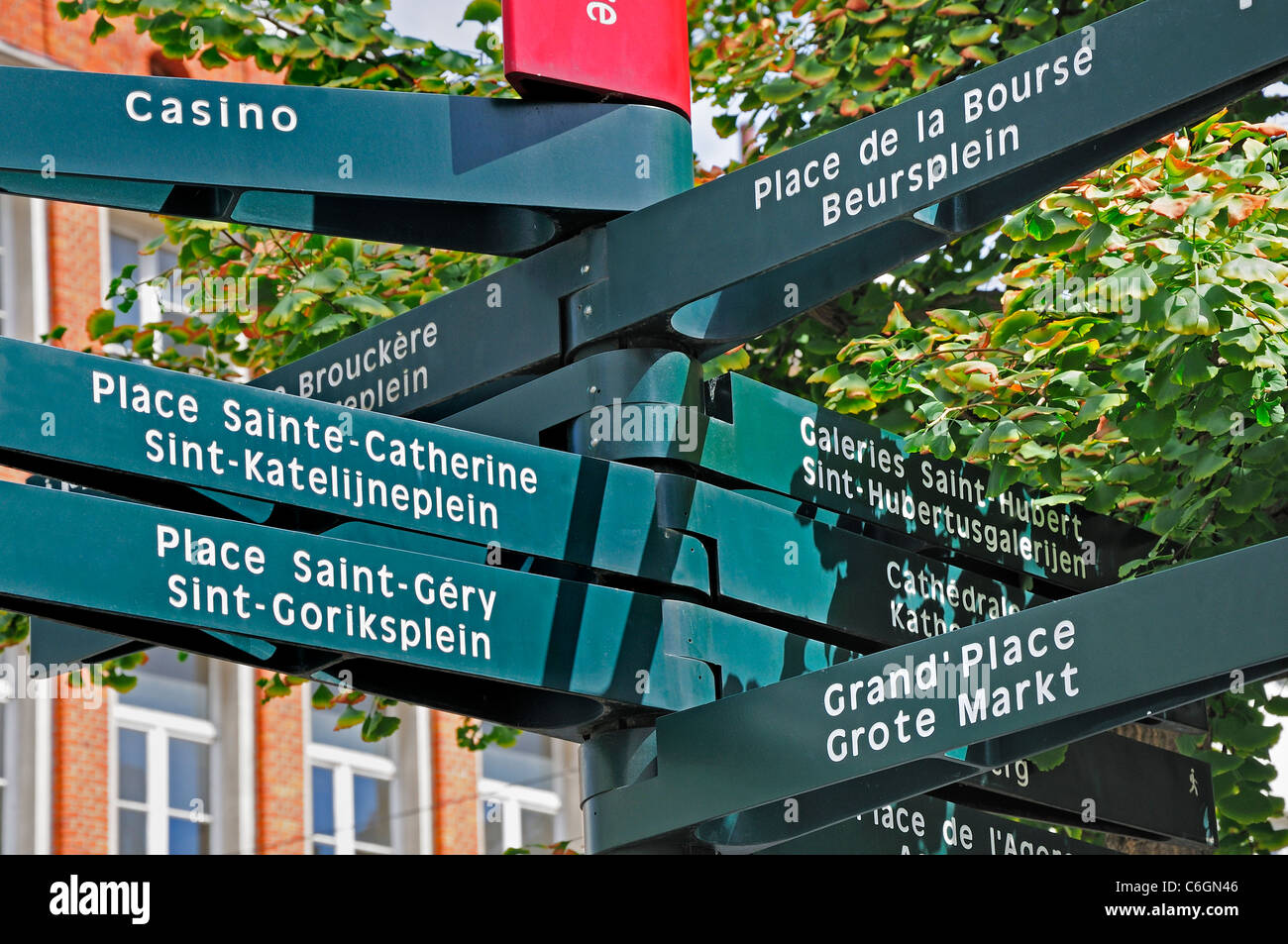 Bruxelles, Belgique. Panneau routier bilingue montrant principaux sites en français et néerlandais Banque D'Images