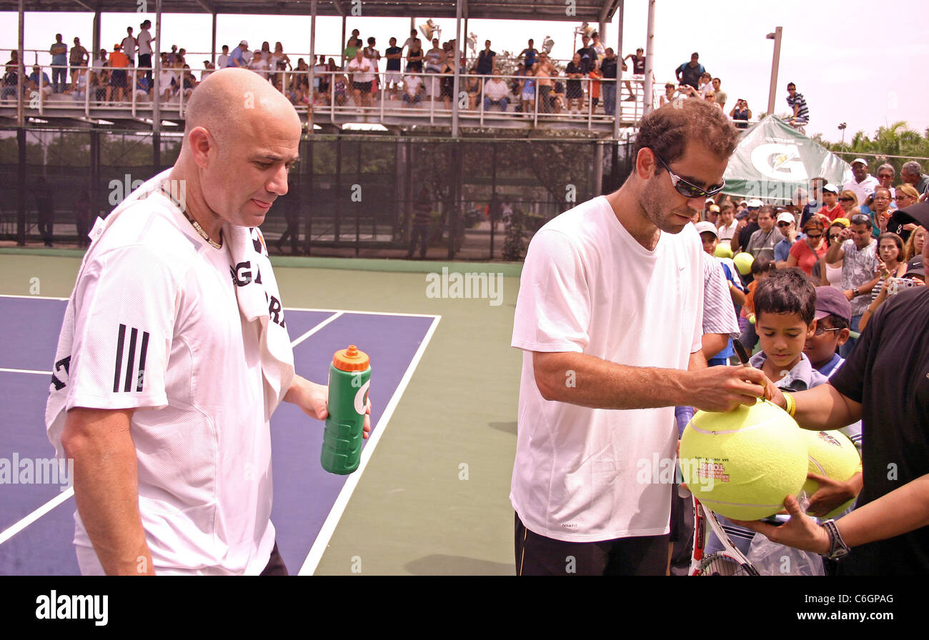 Nous retraités champions de tennis Andre Agassi et Pete Sampras ouvrir une clinique de tennis gratuit pour encourager les jeunes enfants à entrer dans la Banque D'Images