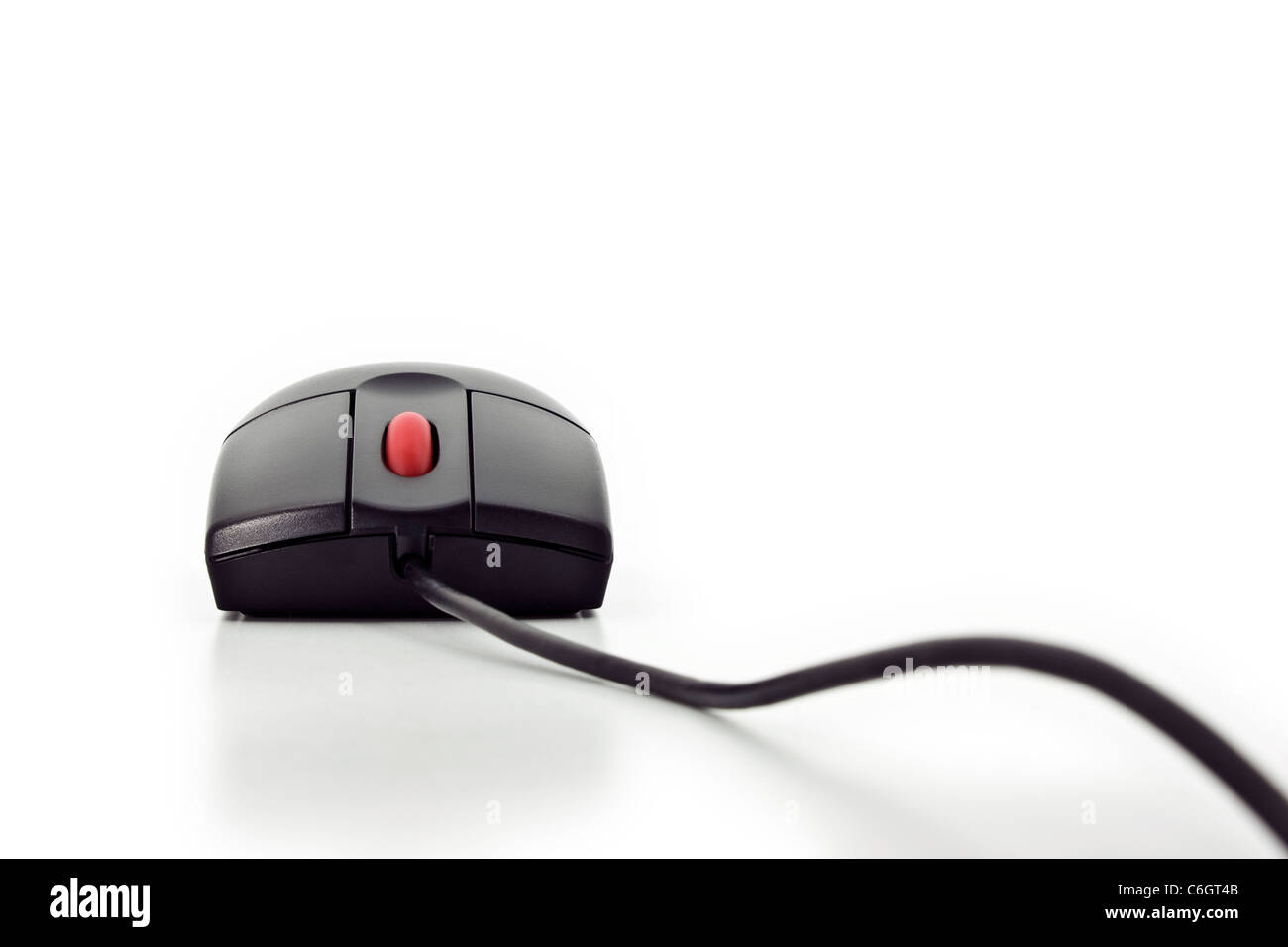 Fermer Vue frontale d'une souris d'ordinateur noir avec un bouton de la roue rouge isolated on white Banque D'Images