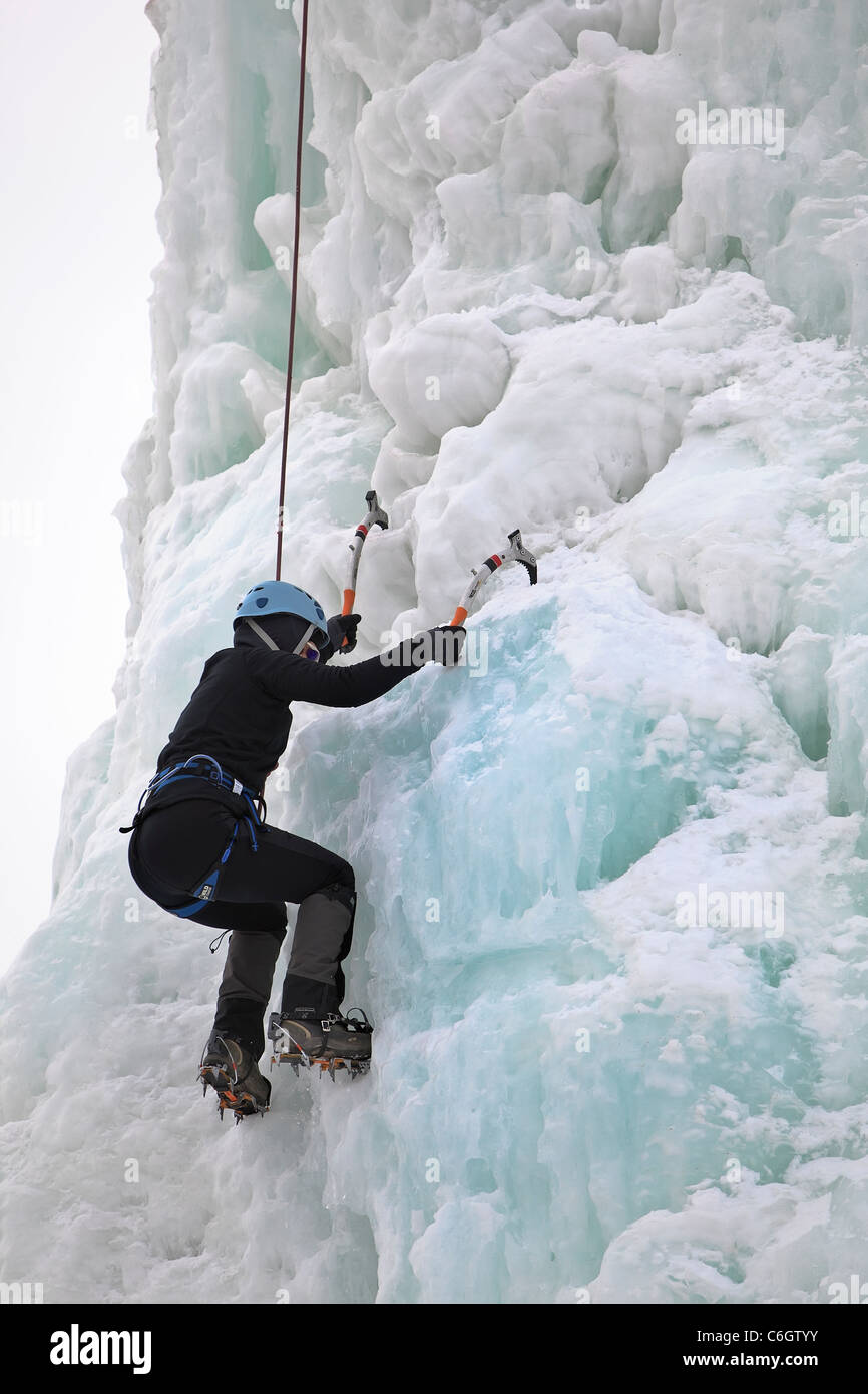 Jeune femme adulte, l'escalade sur glace. Banque D'Images