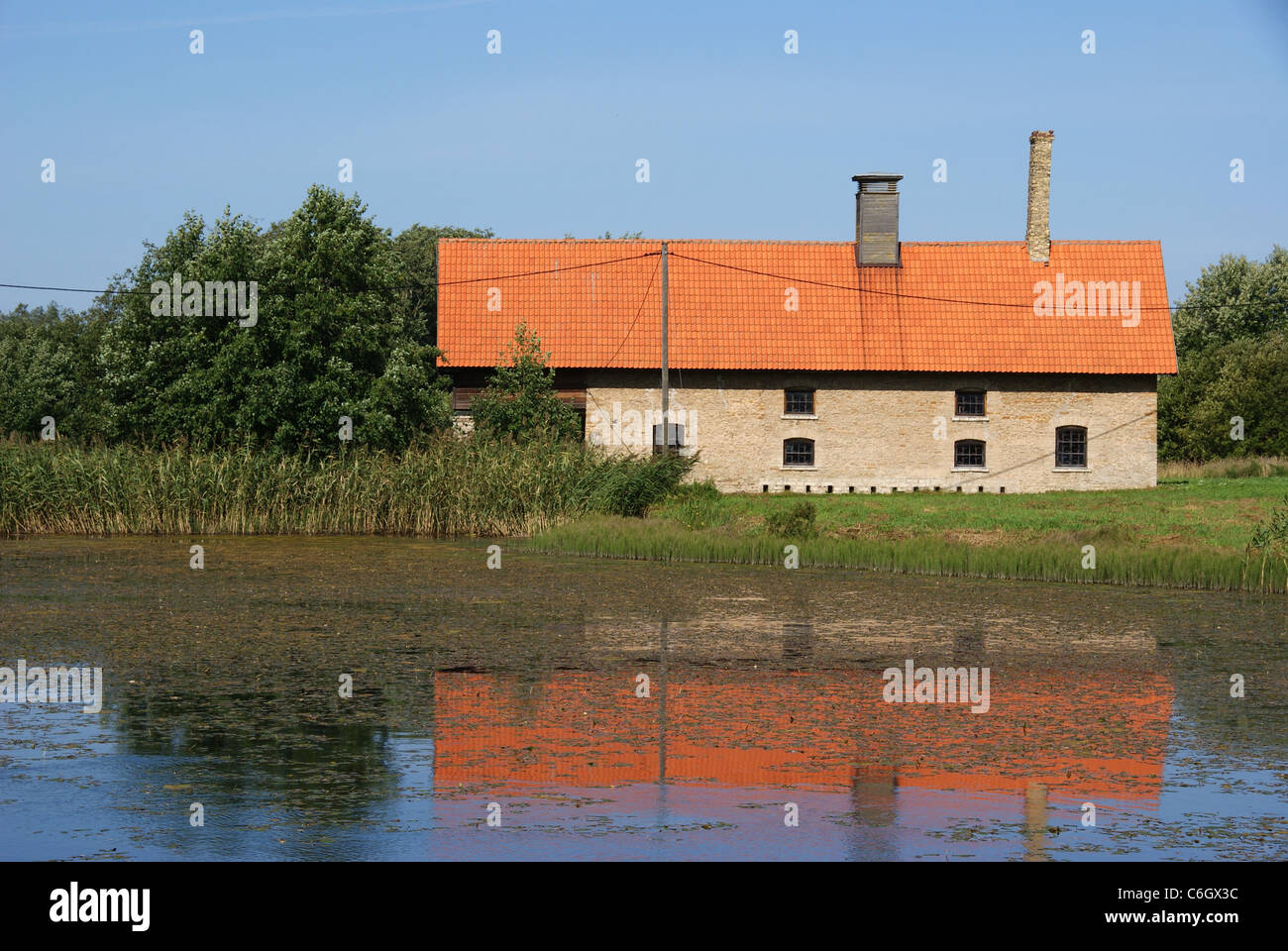 La maison sur un fond d'un étang Banque D'Images