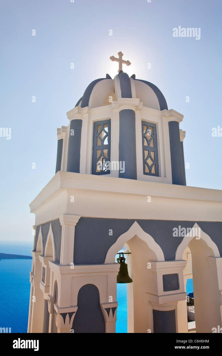 Clocher de l'Église orthodoxe avec vue sur la caldeira de Fira, Santorin (thira), Cyclades, Mer Égée, Grèce, Europe Banque D'Images