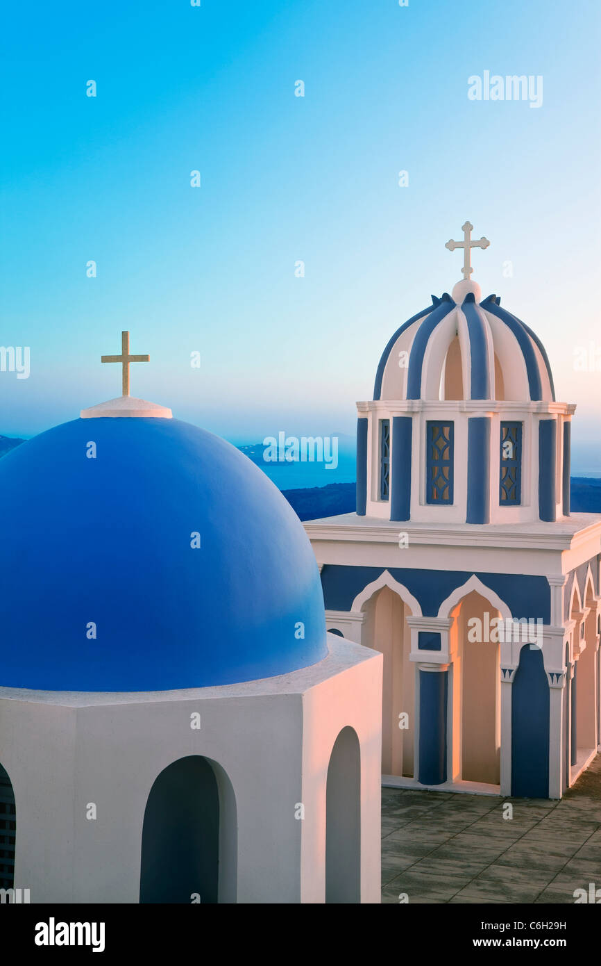 Les clochers de l'Église orthodoxe avec vue sur la caldeira de Fira, Santorin (thira), Cyclades, Mer Égée, Grèce, Europe Banque D'Images