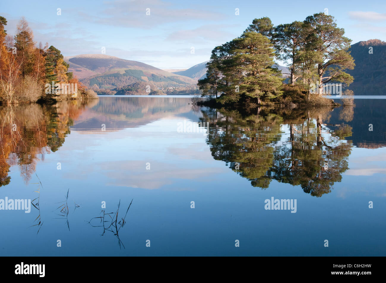 Réflexions d'automne sur Derwentwater dans le Lake District Banque D'Images