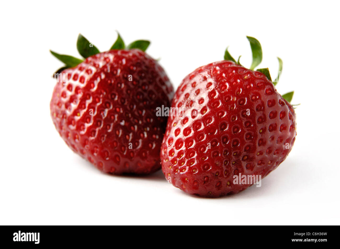 Deux fraises rouge close-up isolé sur fond blanc Banque D'Images