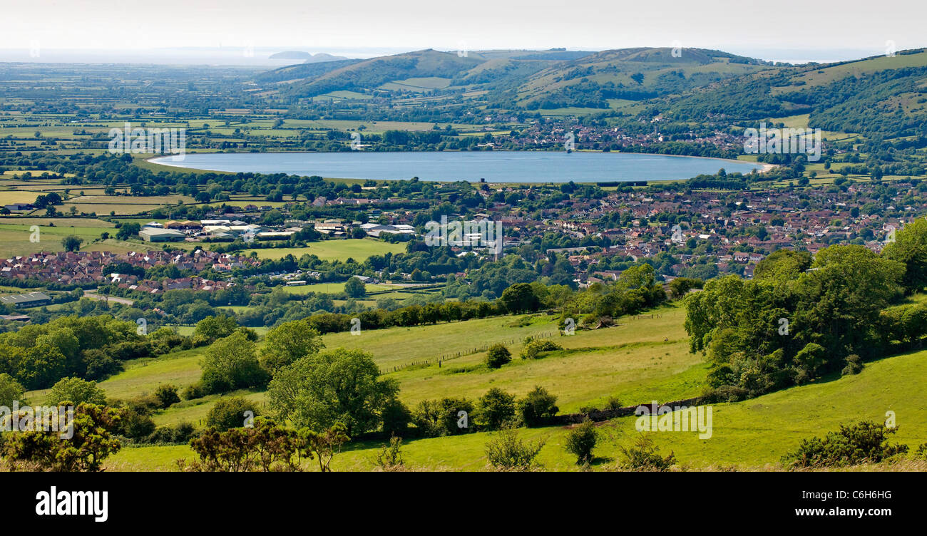 Vue depuis les collines de Mendip, à Stoke Camp ville Cheddar et du réservoir à Crook Peak et le Canal de Bristol à Somerset Banque D'Images
