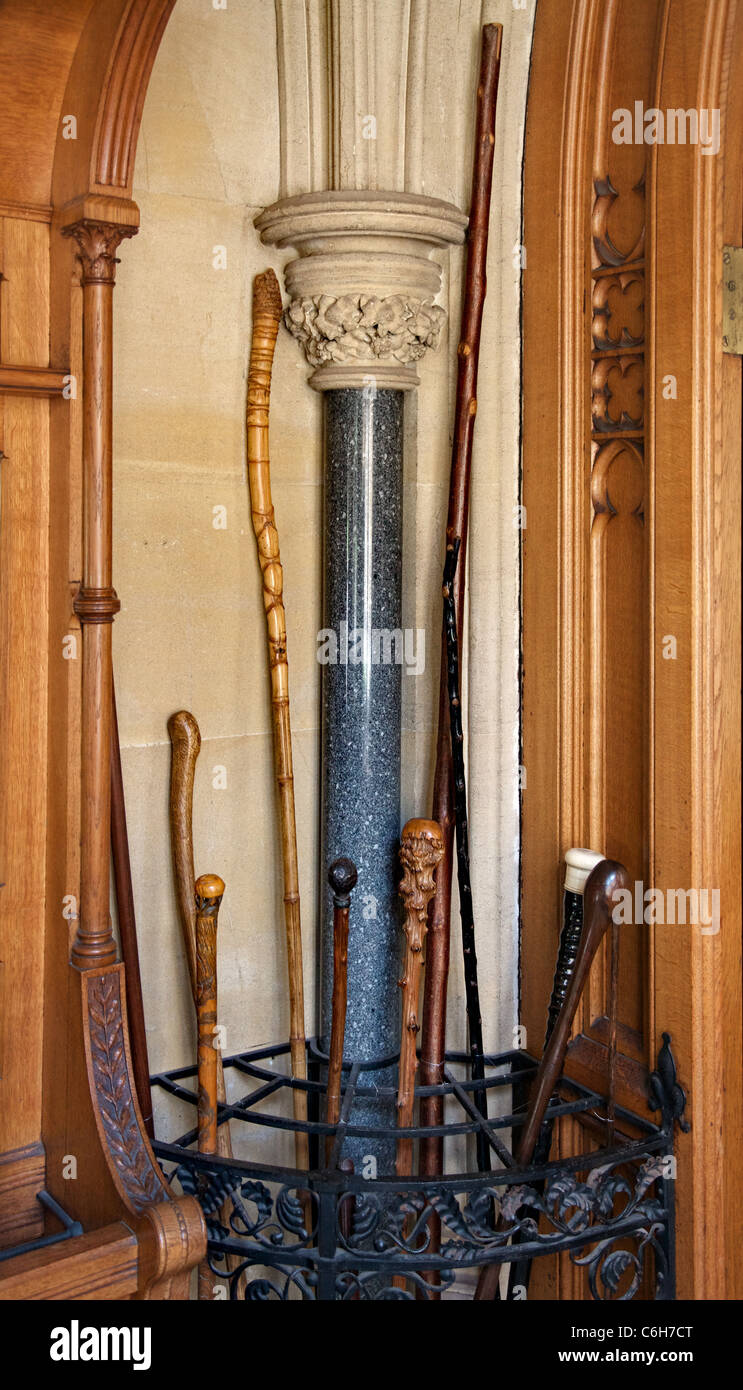 Variété de bâtons de marche en bois sculpté et les personnels dans un porte-parapluie en fer dans la salle qu'à Tyntesfield en Somerset Banque D'Images