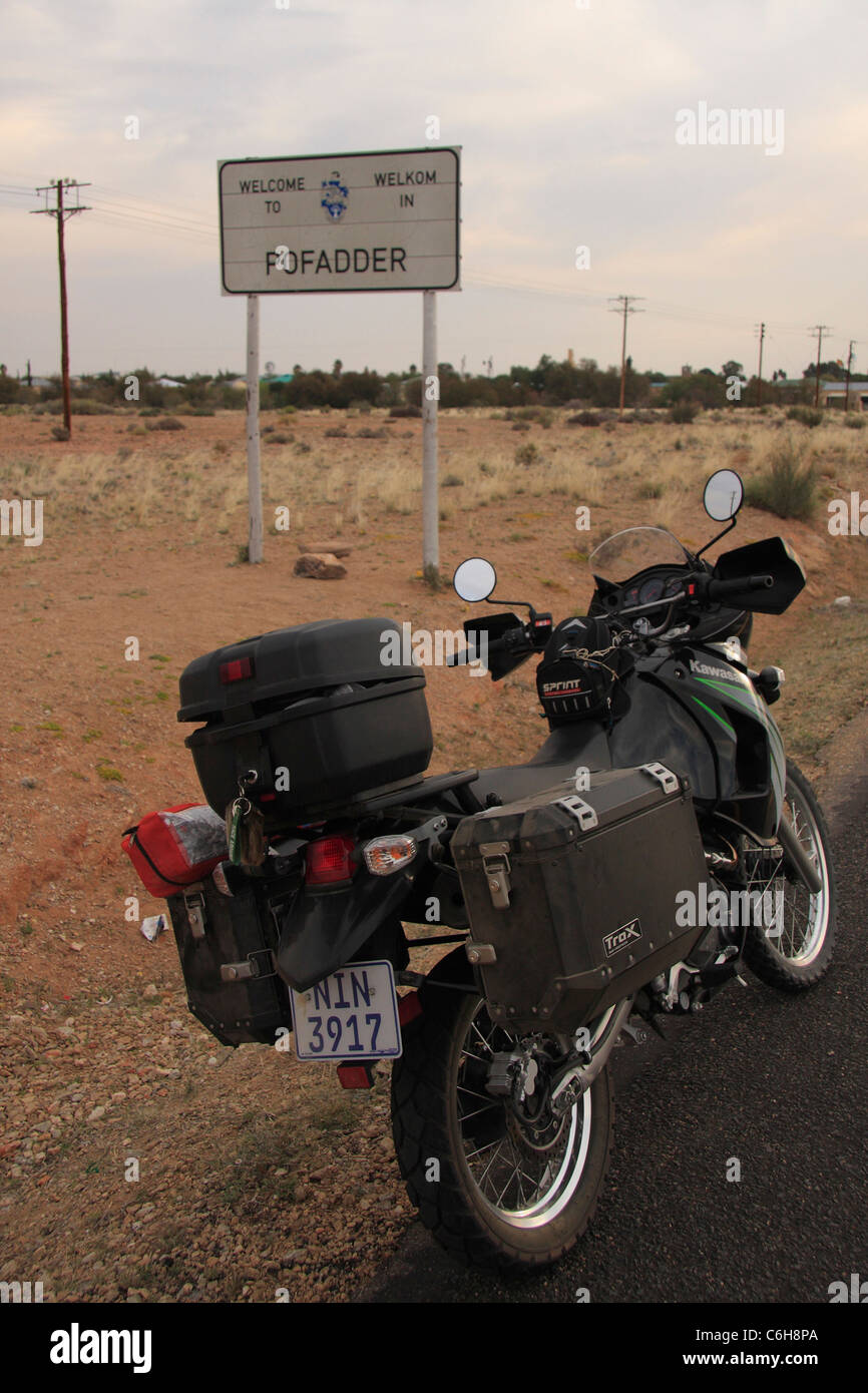 Motorcycle garée près de signalisation routière pour Pofadder Banque D'Images