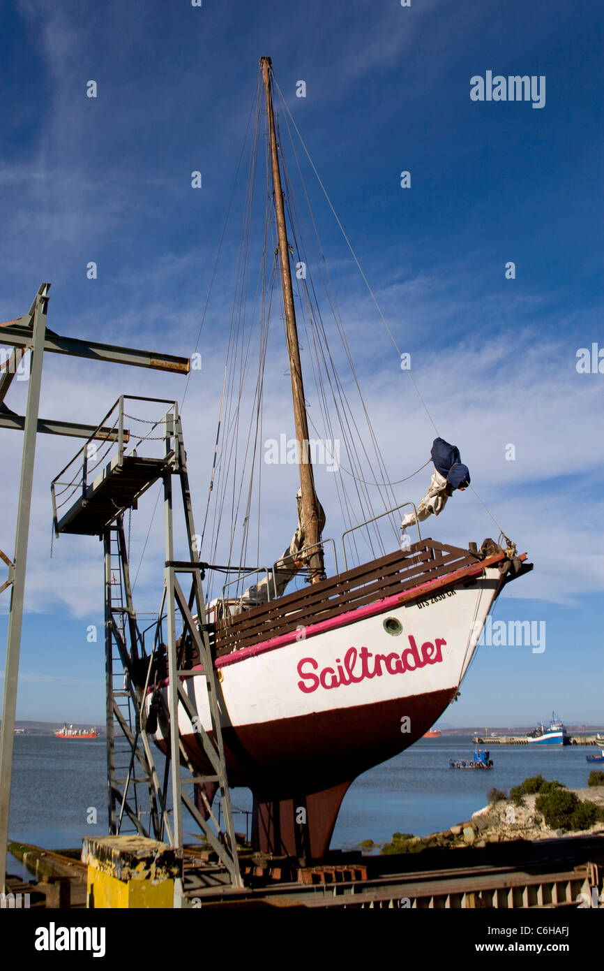 Un bateau en réparation dans la baie Dry Docks Saldhana Banque D'Images