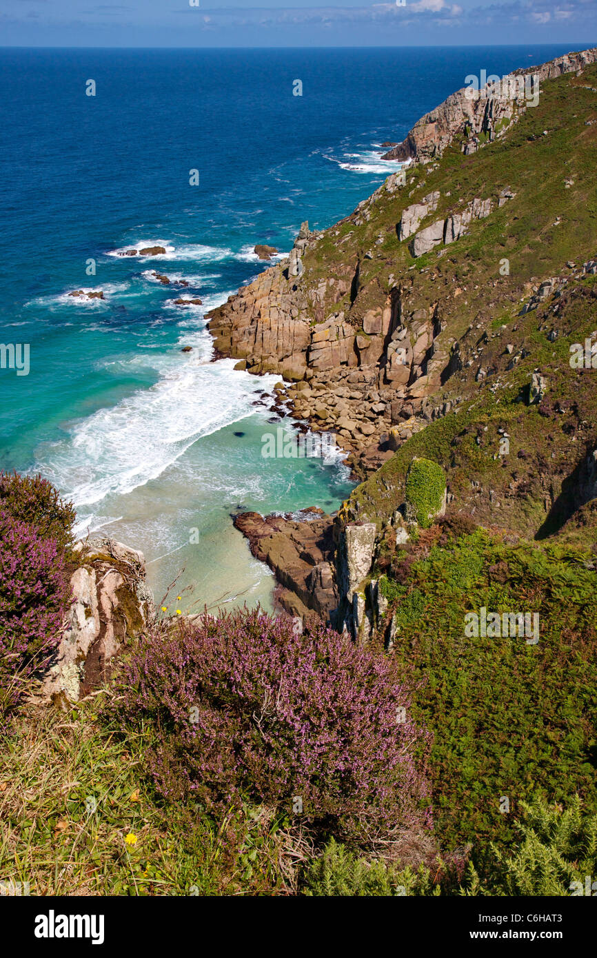 Vue depuis le South West Coast Path à West Penwith Cornwall à Trevean et Rosemergy cliffs Banque D'Images