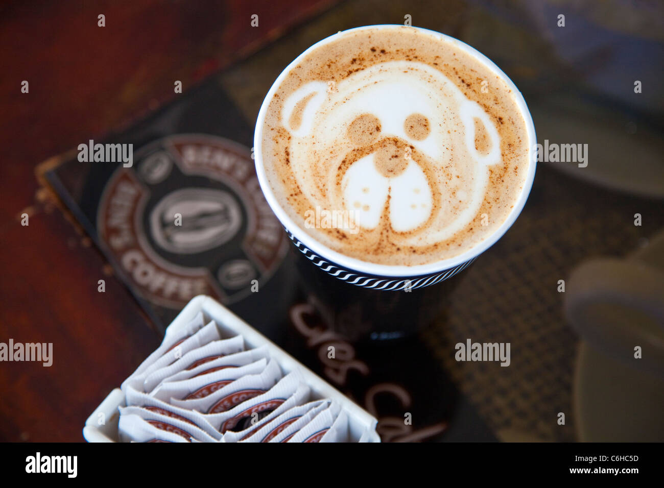 Ours sur un cappuccino dans un café à San Salvador, El Salvador Banque D'Images