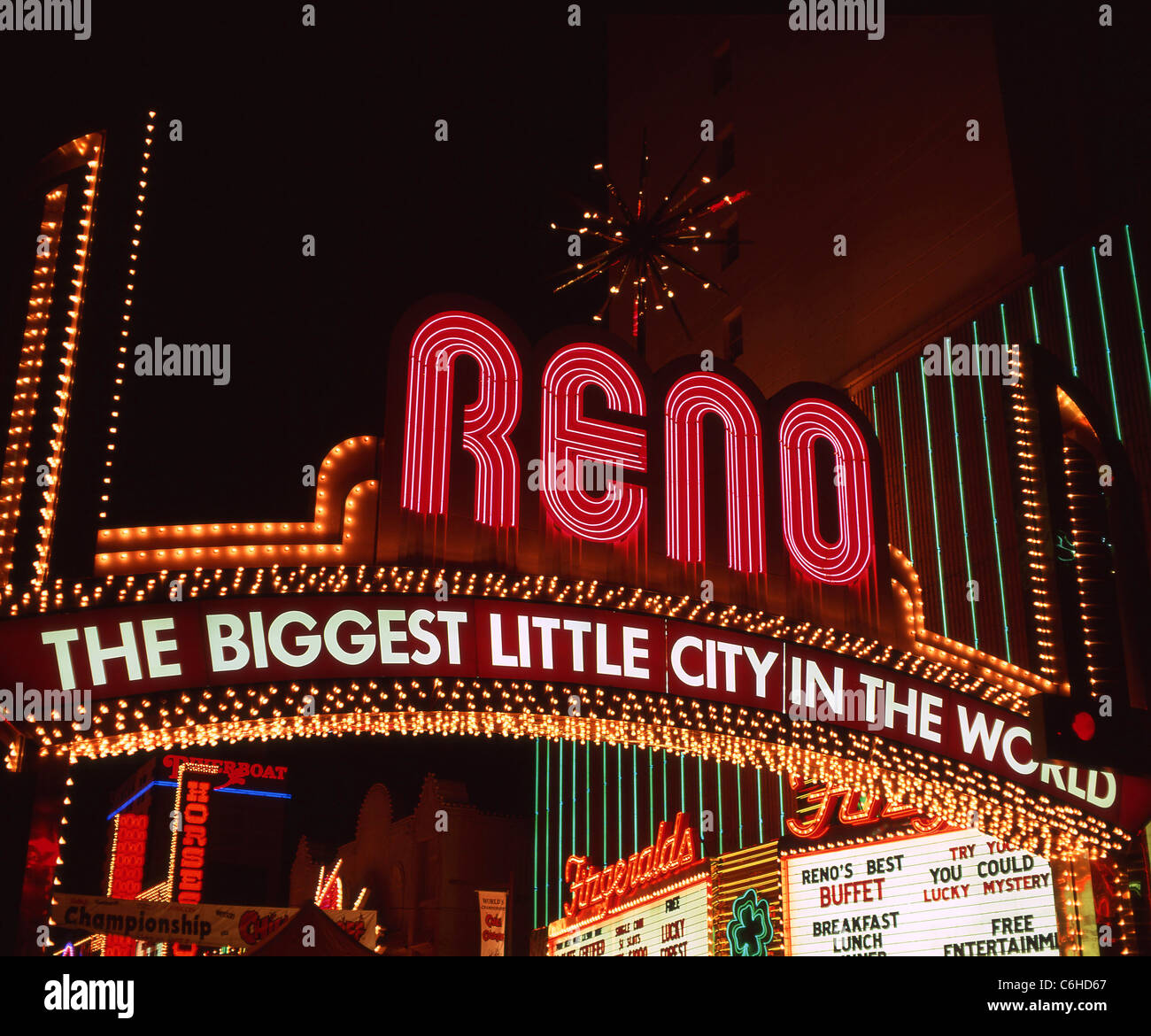 "La plus grande petite ville du monde' Virginia Street arch signer la nuit, le centre-ville, à Reno, Nevada, United States of America Banque D'Images