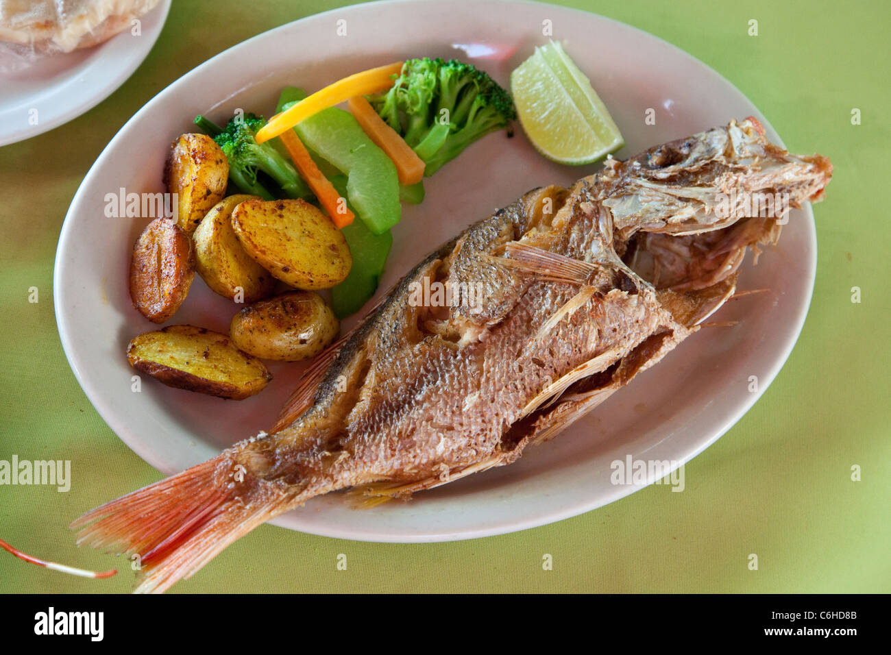 Le poisson entier dans un restaurant en bord de mer à San Salvador, El Salvador Banque D'Images