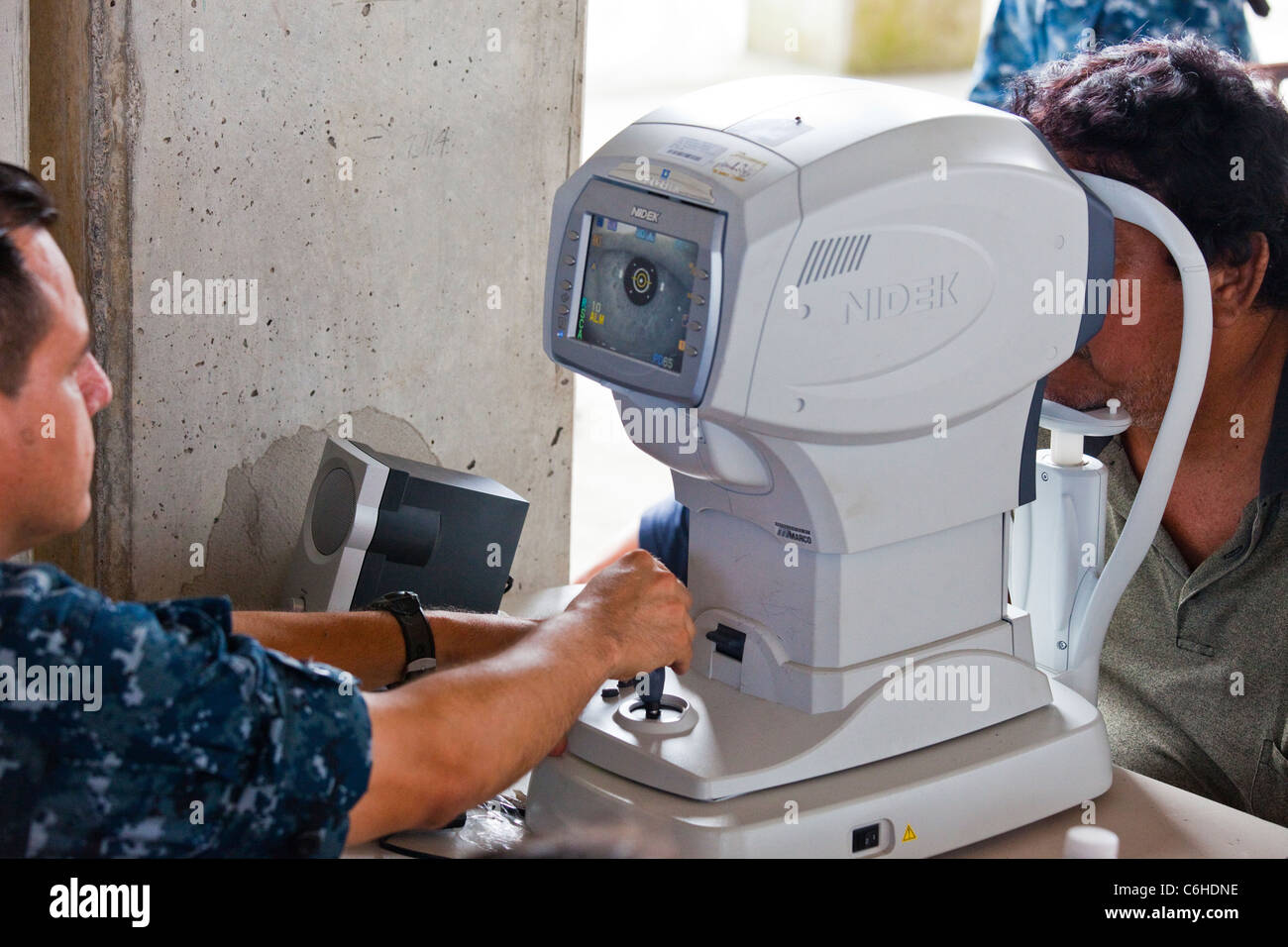 Des examens de la vue à partir de l'USNS Comfort navire-hôpital à San Salvador, El Salvador Banque D'Images