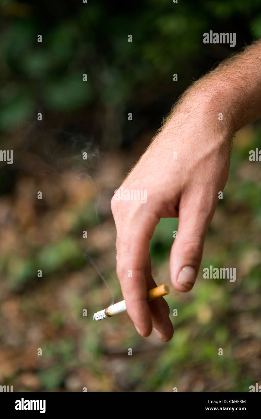 Close-up of hand avec la cigarette - Cedar Mountain, North Carolina, USA Banque D'Images