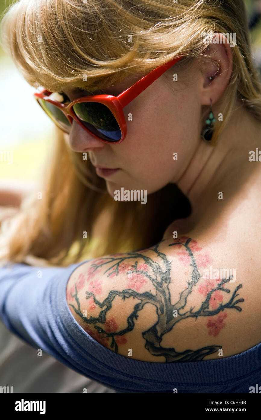 Close-up of Girl with Tattoo sur l'épaule - Cedar Mountain, North Carolina USA Banque D'Images