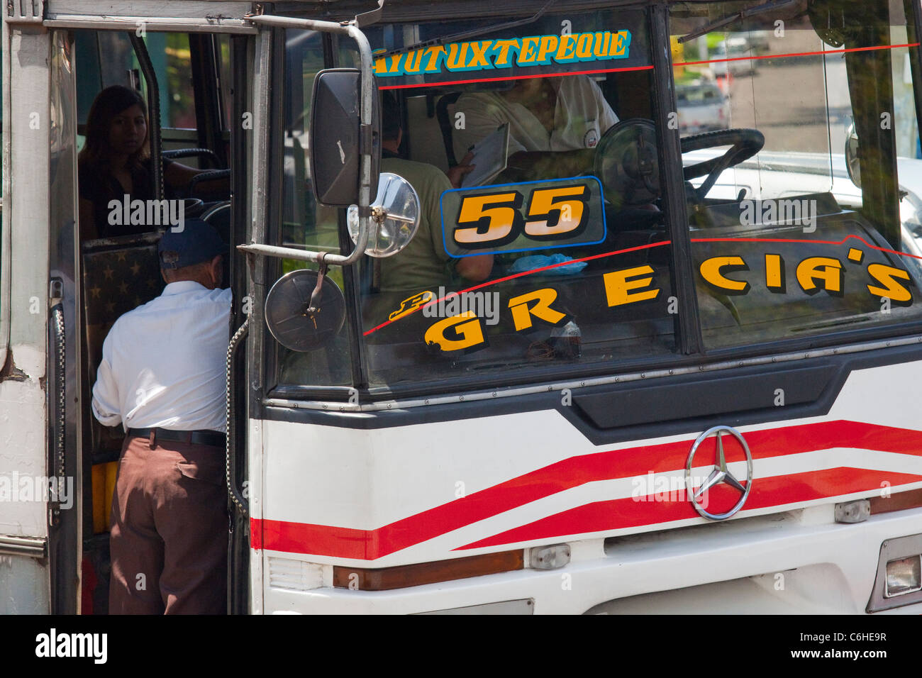 L'homme de monter à bord d'un bus local à San Salvador, El Salvador Banque D'Images