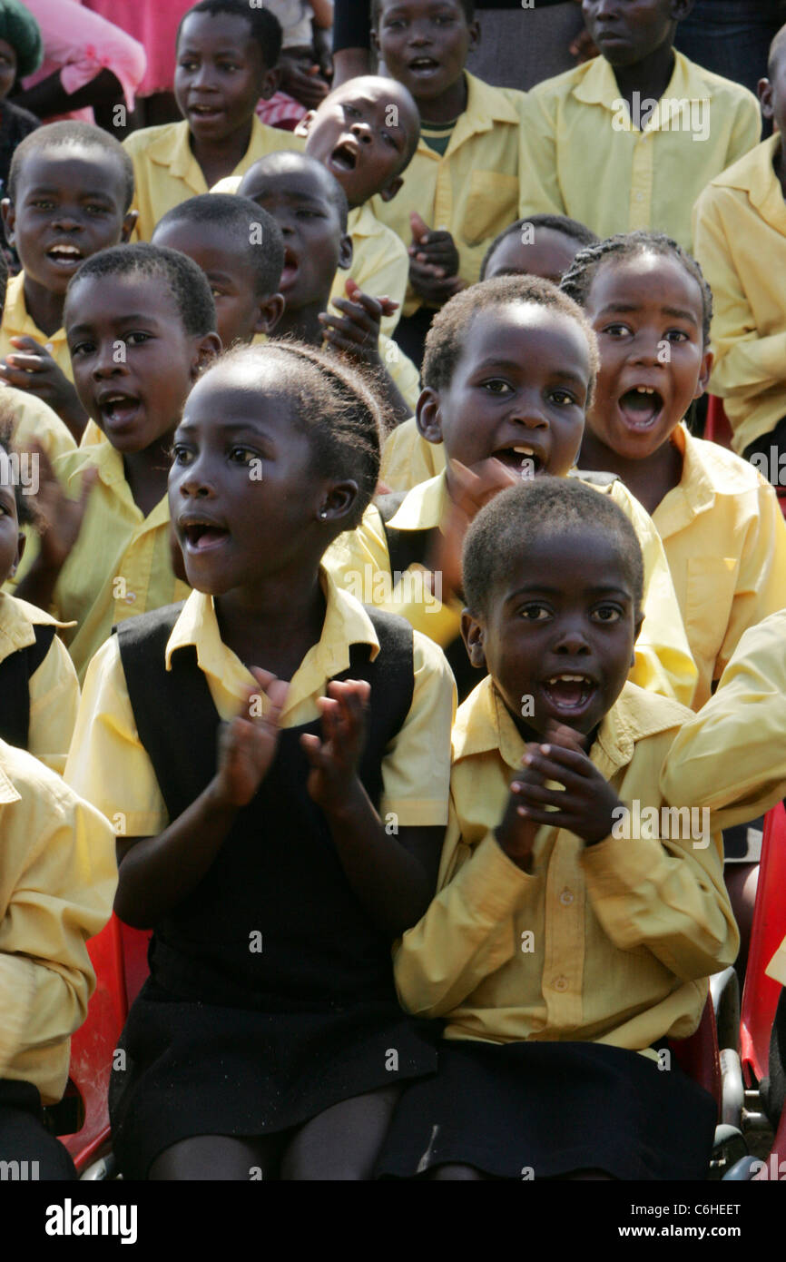Les enfants de l'école chantant et tapant dans leurs mains Banque D'Images