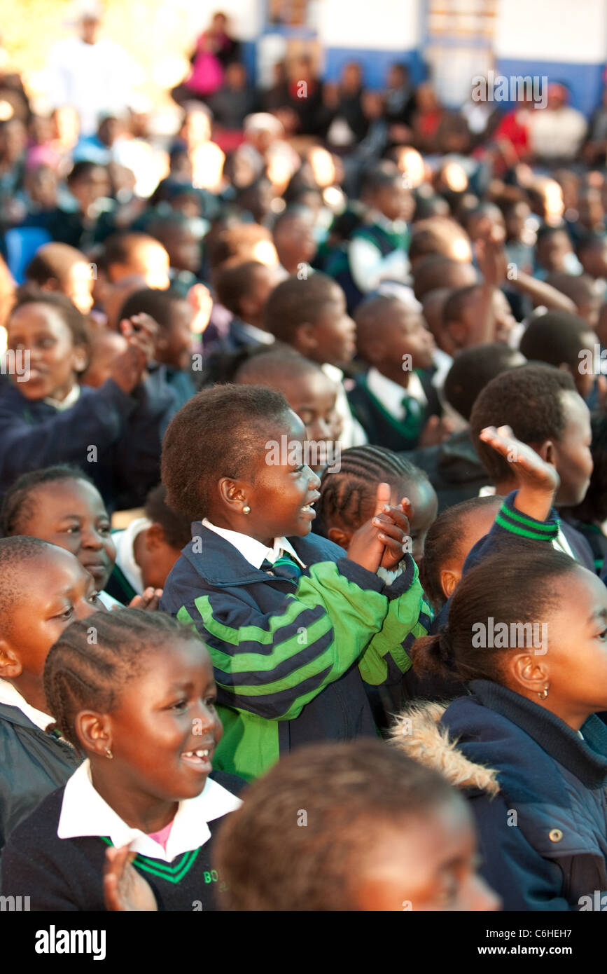 Les enfants d'écoles primaires assemblées ensemble à une école rurale Banque D'Images