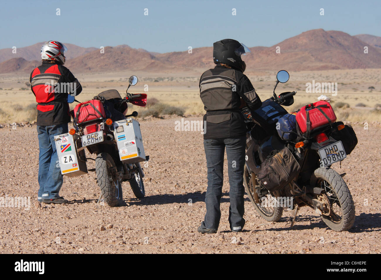 Les motocyclistes se reposant dans aride Banque D'Images