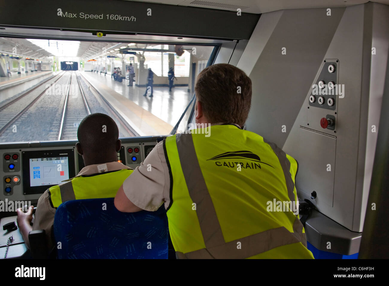 Vue à travers le poste de pilotage de la station de Gautrain entrant un pilote avec un stagiaire durant la formation Banque D'Images