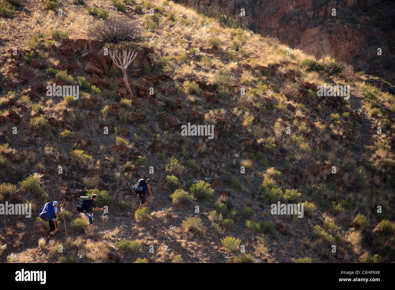 Trois randonneurs en montagne désert paysage Banque D'Images