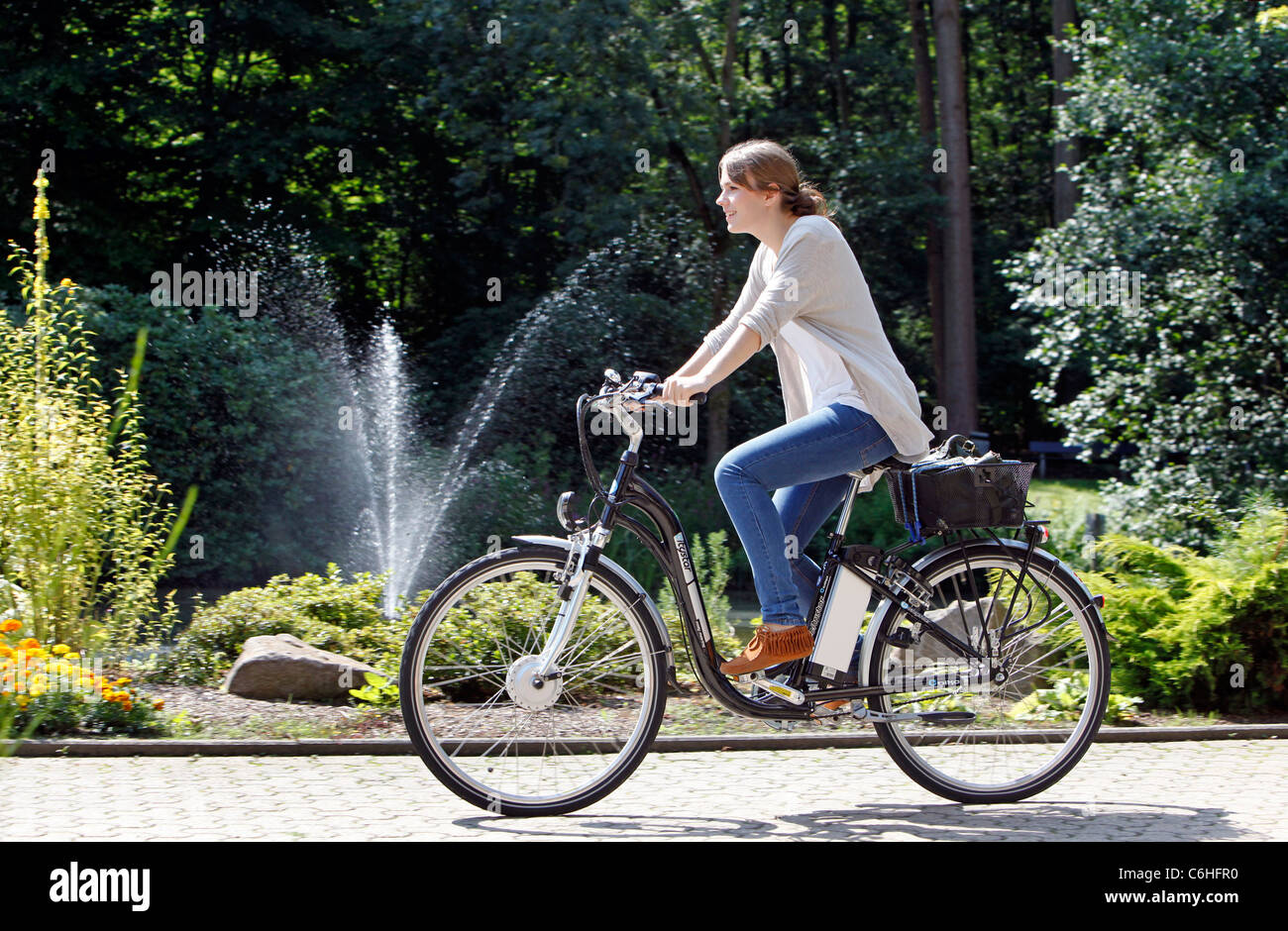 Girl riding sur vélo électrique, pedelec, ebike, e-bike, Dortmund, Allemagne Banque D'Images