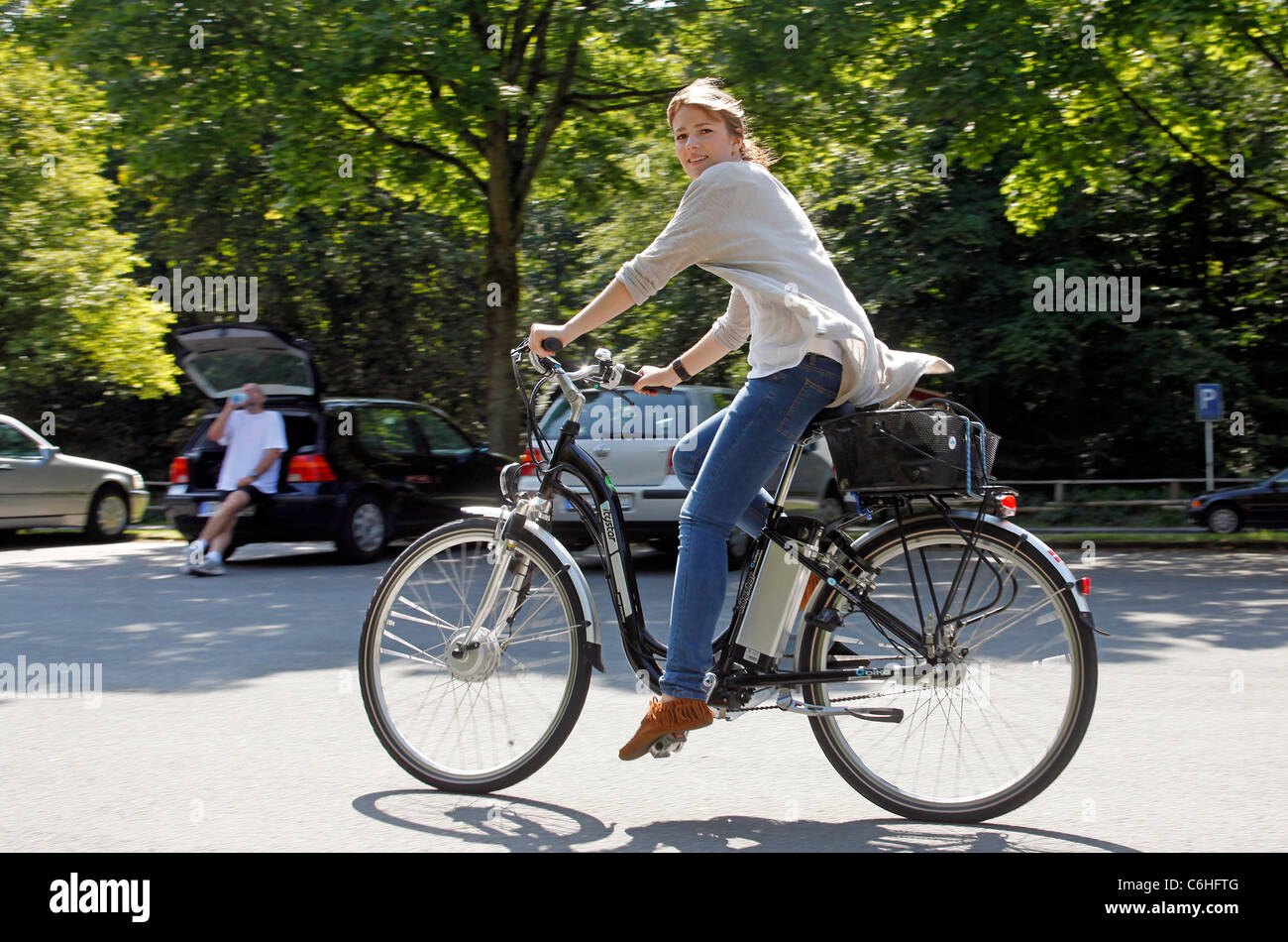Girl riding sur vélo électrique, pedelec, ebike, e-bike, Dortmund, Allemagne Banque D'Images