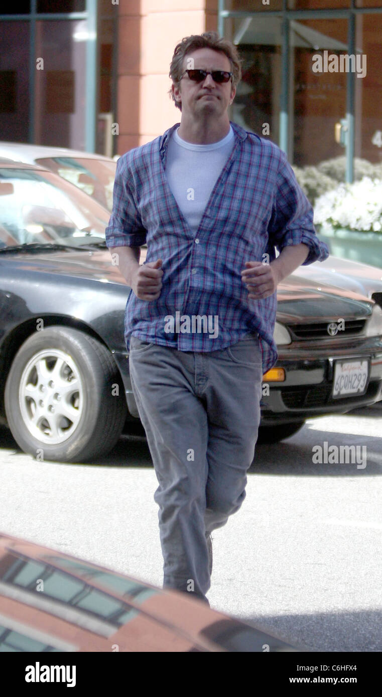 L'acteur Matthew Perry a l'air d'être pressé de se rendre à son cabinet de Beverly Hills, en Californie - 24.05.10 Agent 47 Banque D'Images