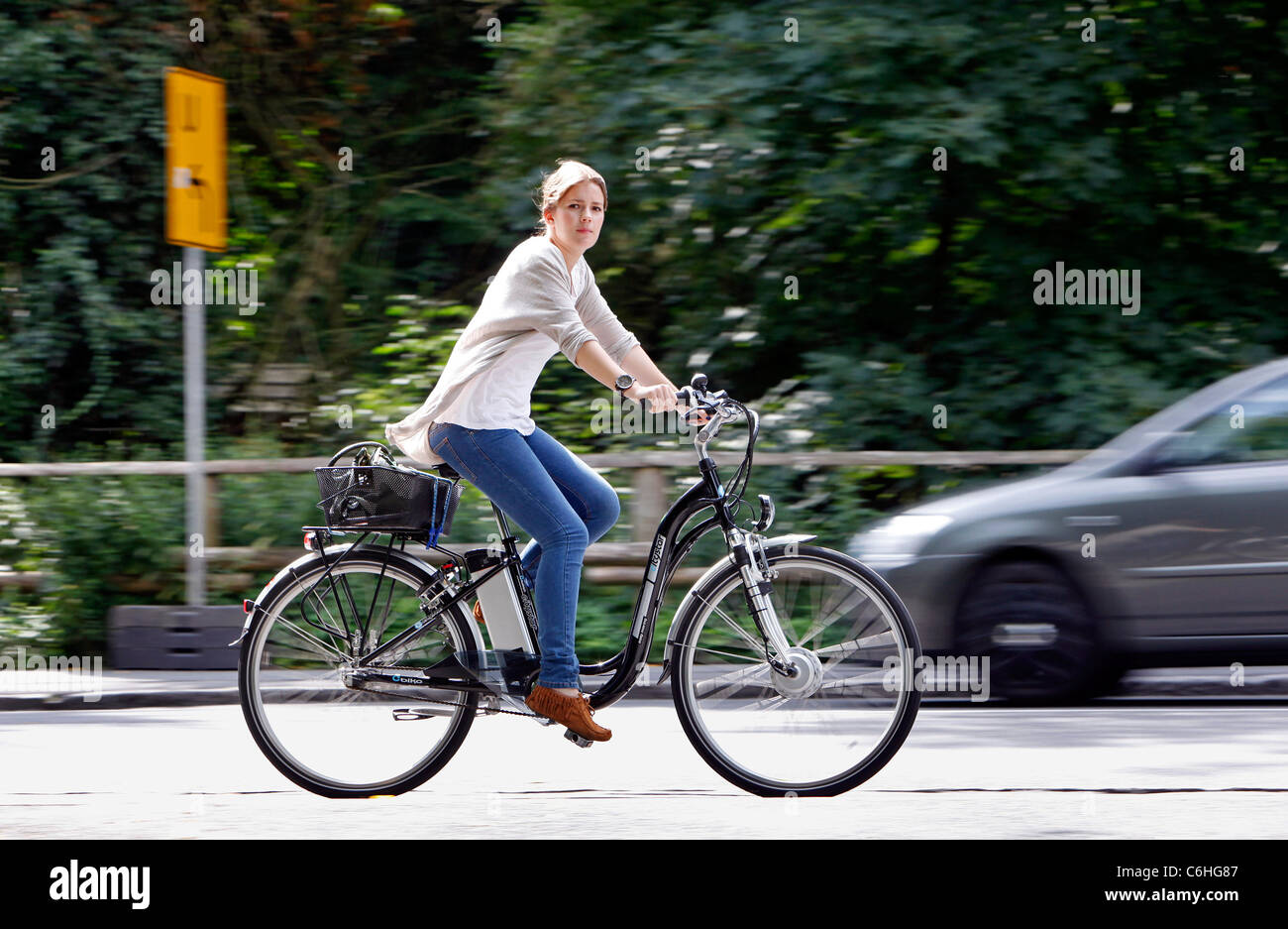Girl riding sur vélo électrique, pedelec, ebike, e-bike, Dortmund, Allemagne Banque D'Images