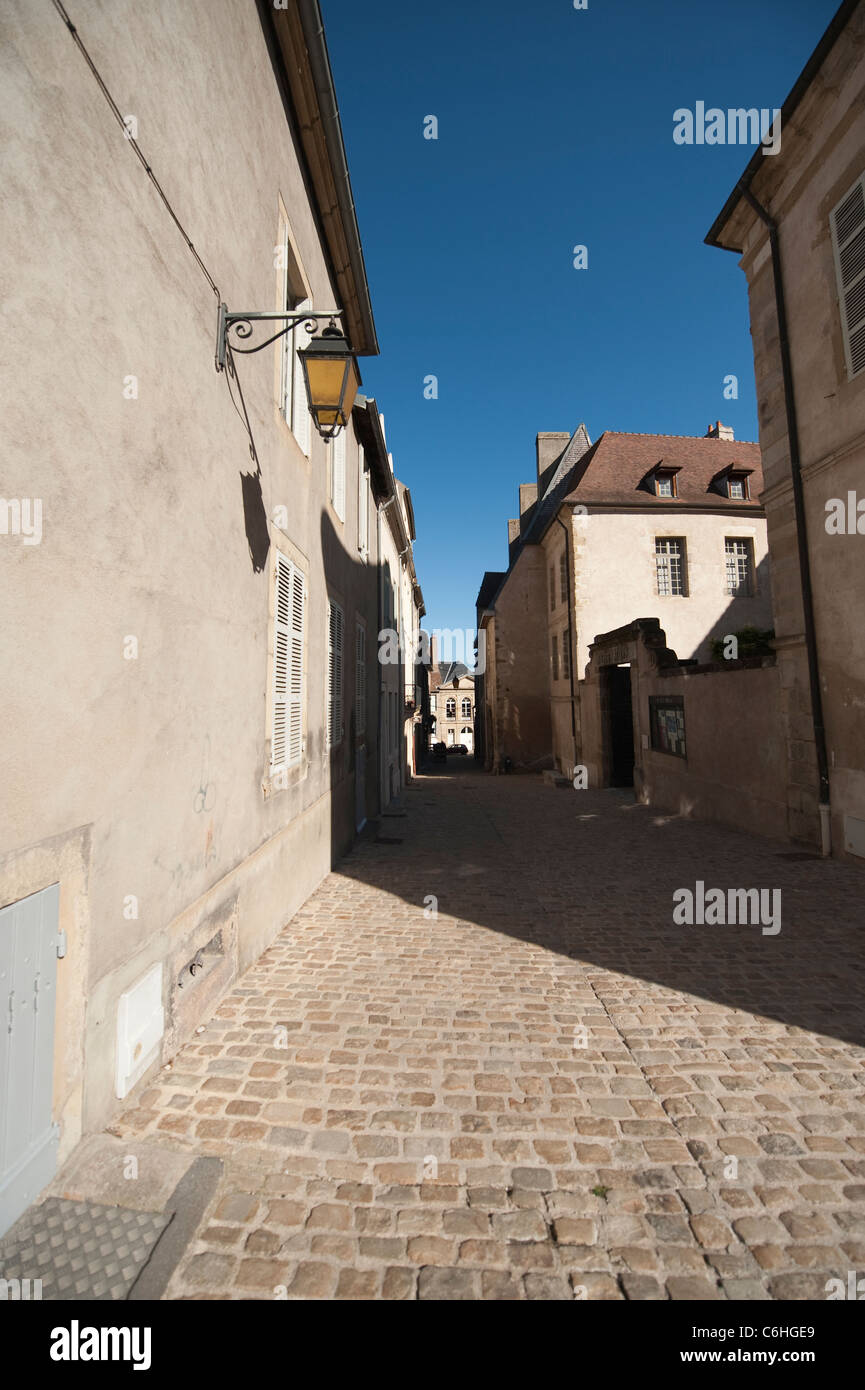 Rue Pavée à Autun matin soleil, Bourgogne, France Banque D'Images