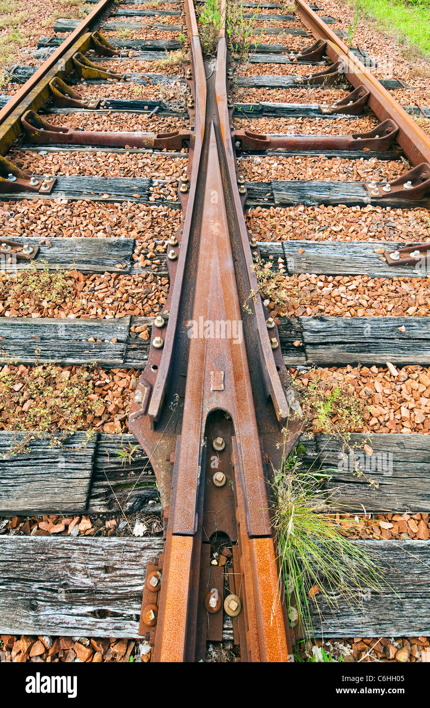 La voie de chemin de fer désaffectée, point, président, sleeper et ballast en pierre détail - France. Banque D'Images