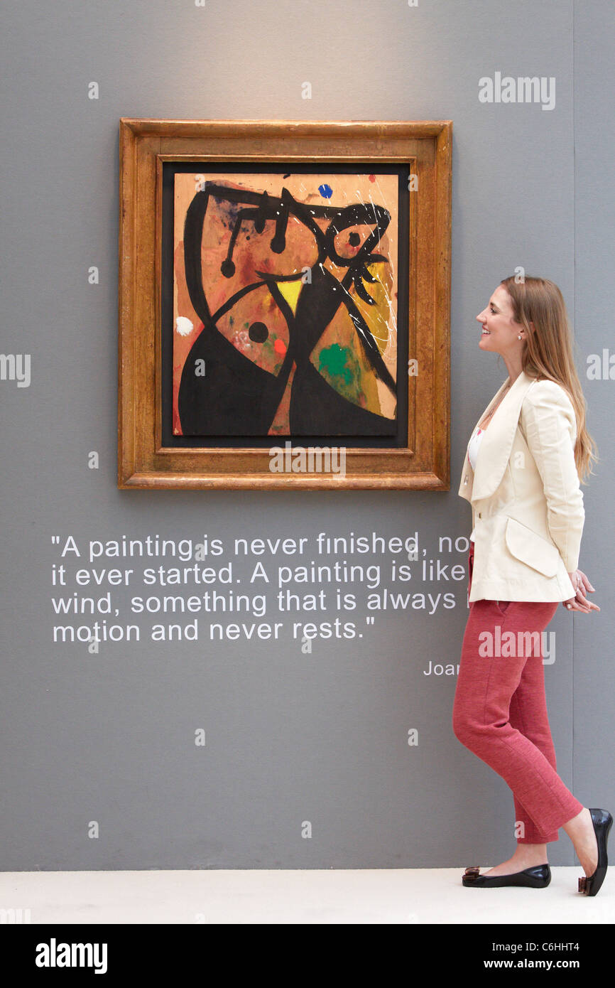 Elvira Pilatti examine un £1m peinture de Joan Miro intitulé Femme à l'International Fine Art & Antiques Fair 2011. Banque D'Images