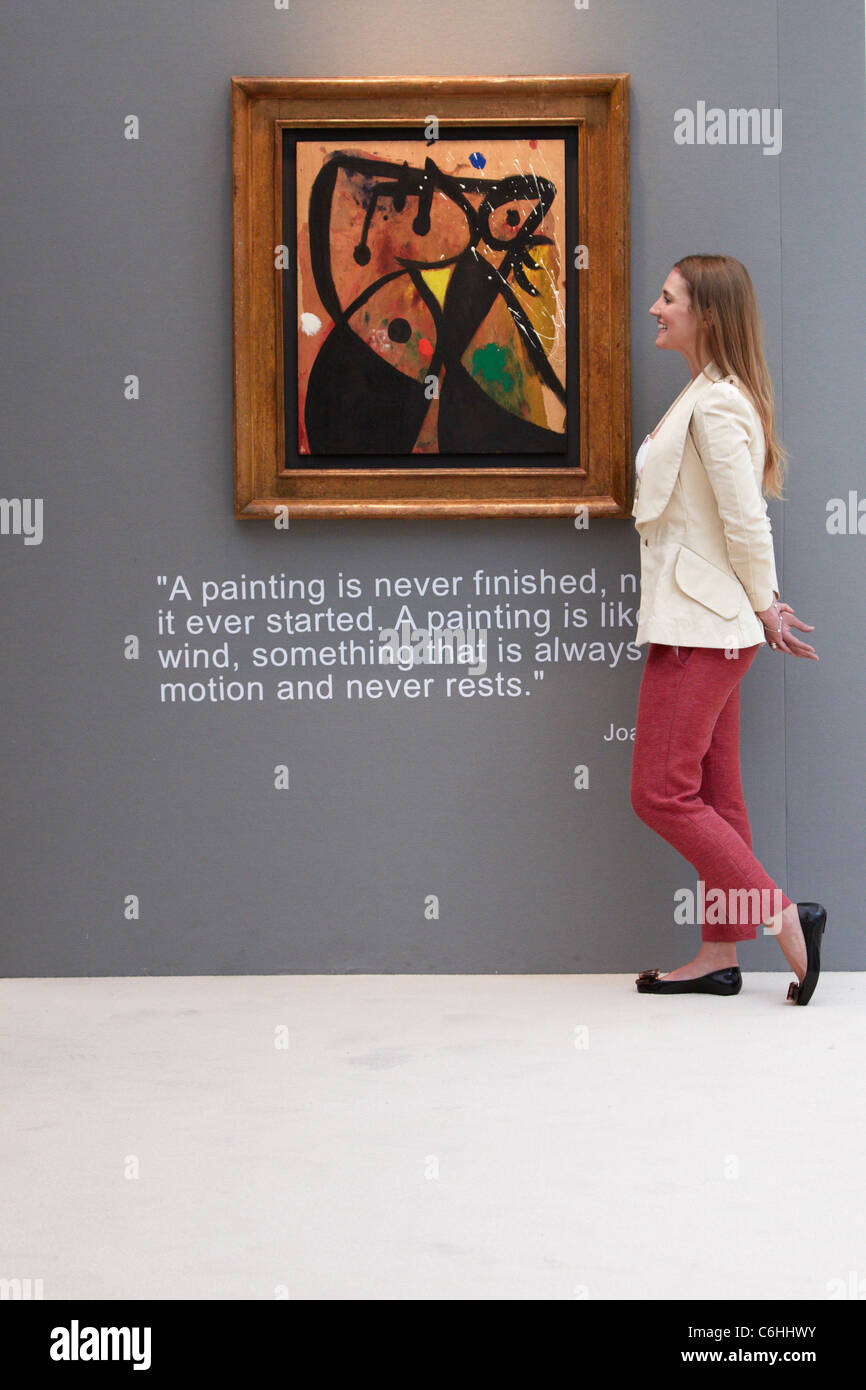 Elvira Pilatti examine un £1m peinture de Joan Miro intitulé Femme à l'International Fine Art & Antiques Fair 2011. Banque D'Images