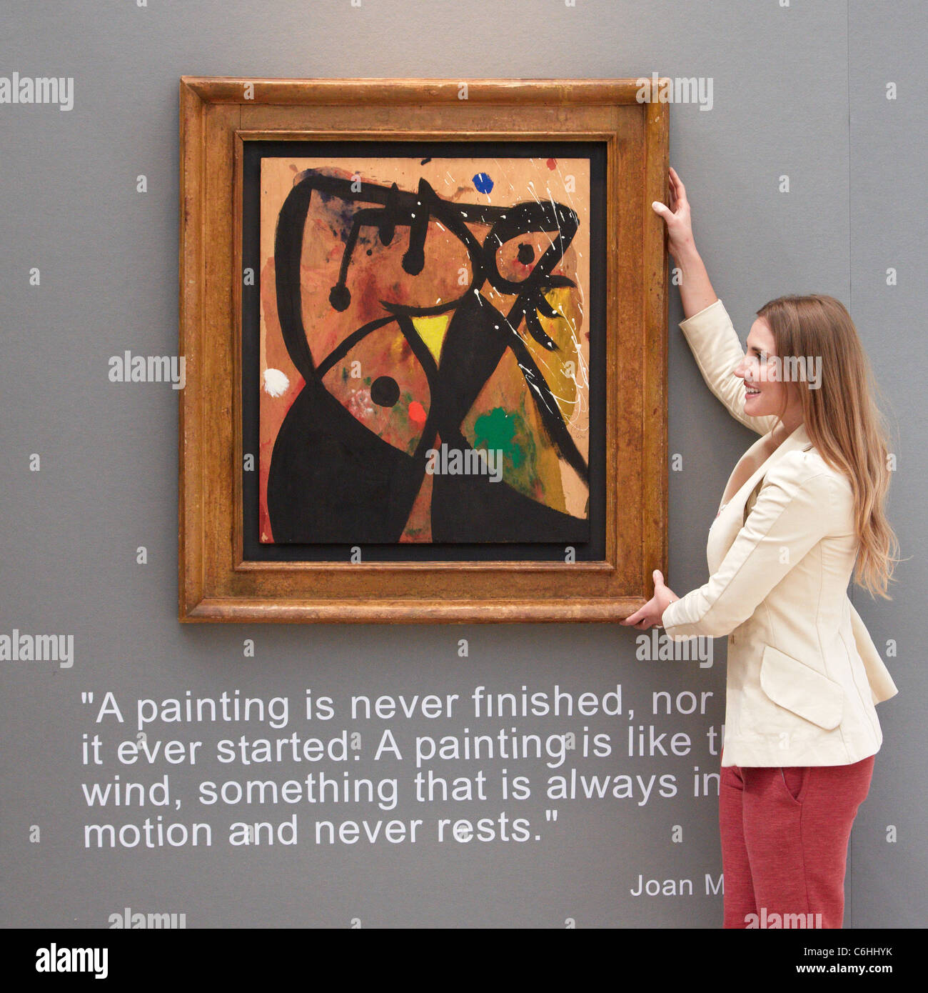 Elvira Pilatti examine un £1m peinture de Joan Miro intitulé Femme à l'International Fine Art & Antiques Fair 2011. Banque D'Images