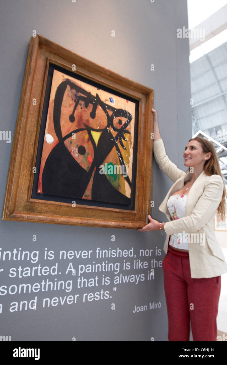 Elvira Pilatti examine un £1m peinture de Joan Miro intitulé Femme à l'International Fine Art & Antiques Fair 2011. Banque D'Images
