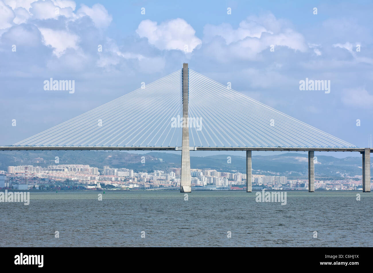 Pont Vasco da Gama und Tower, Parque das Nações (Parc des Nations), Lisbonne, Portugal Banque D'Images