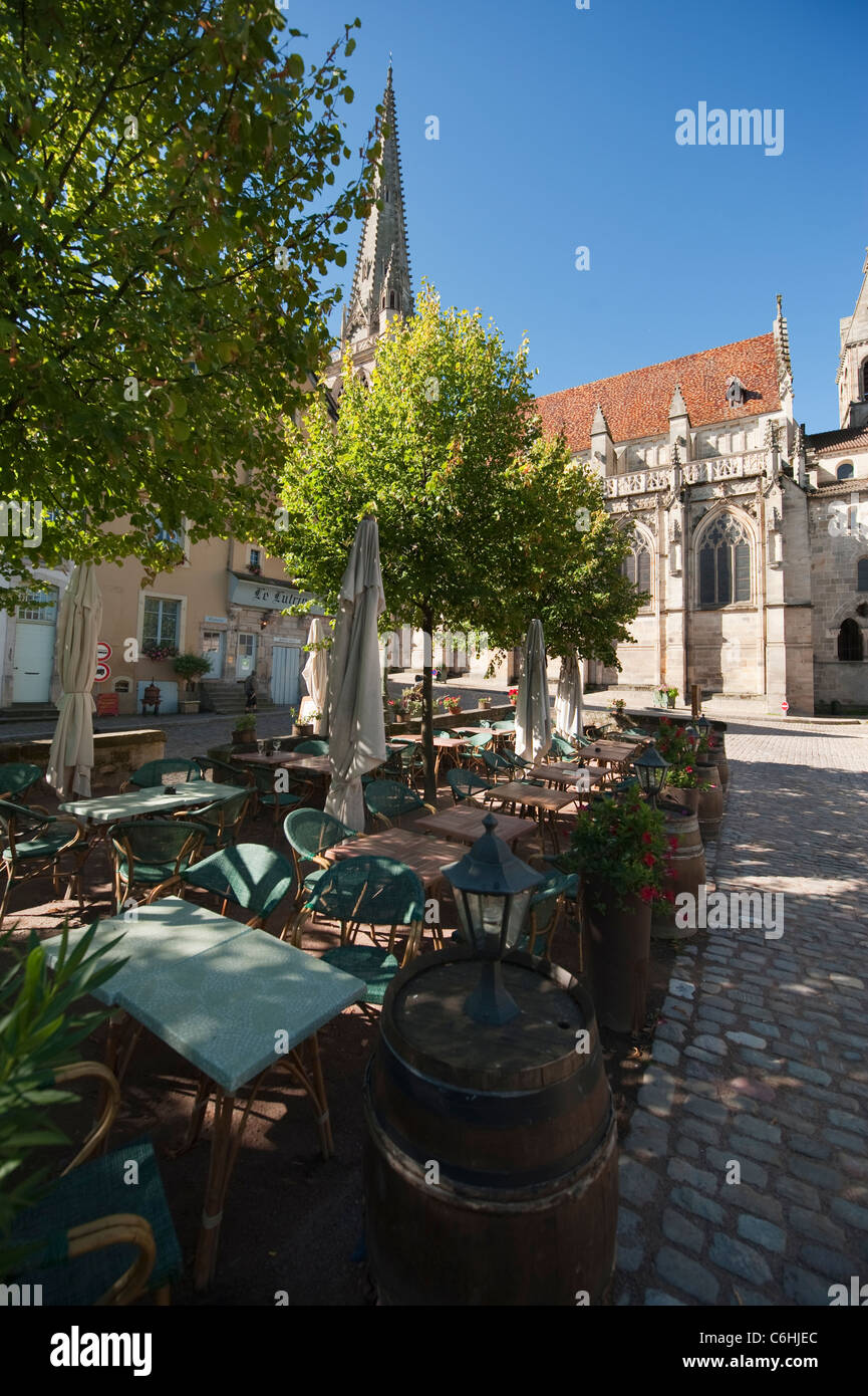 Restaurant en plein air à côté de la cathédrale romane d'Autun, Bourgogne, France Banque D'Images