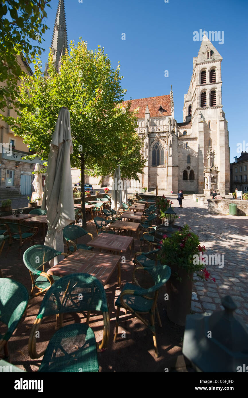 Restaurant en plein air à côté de la cathédrale romane d'Autun, Bourgogne, France Banque D'Images