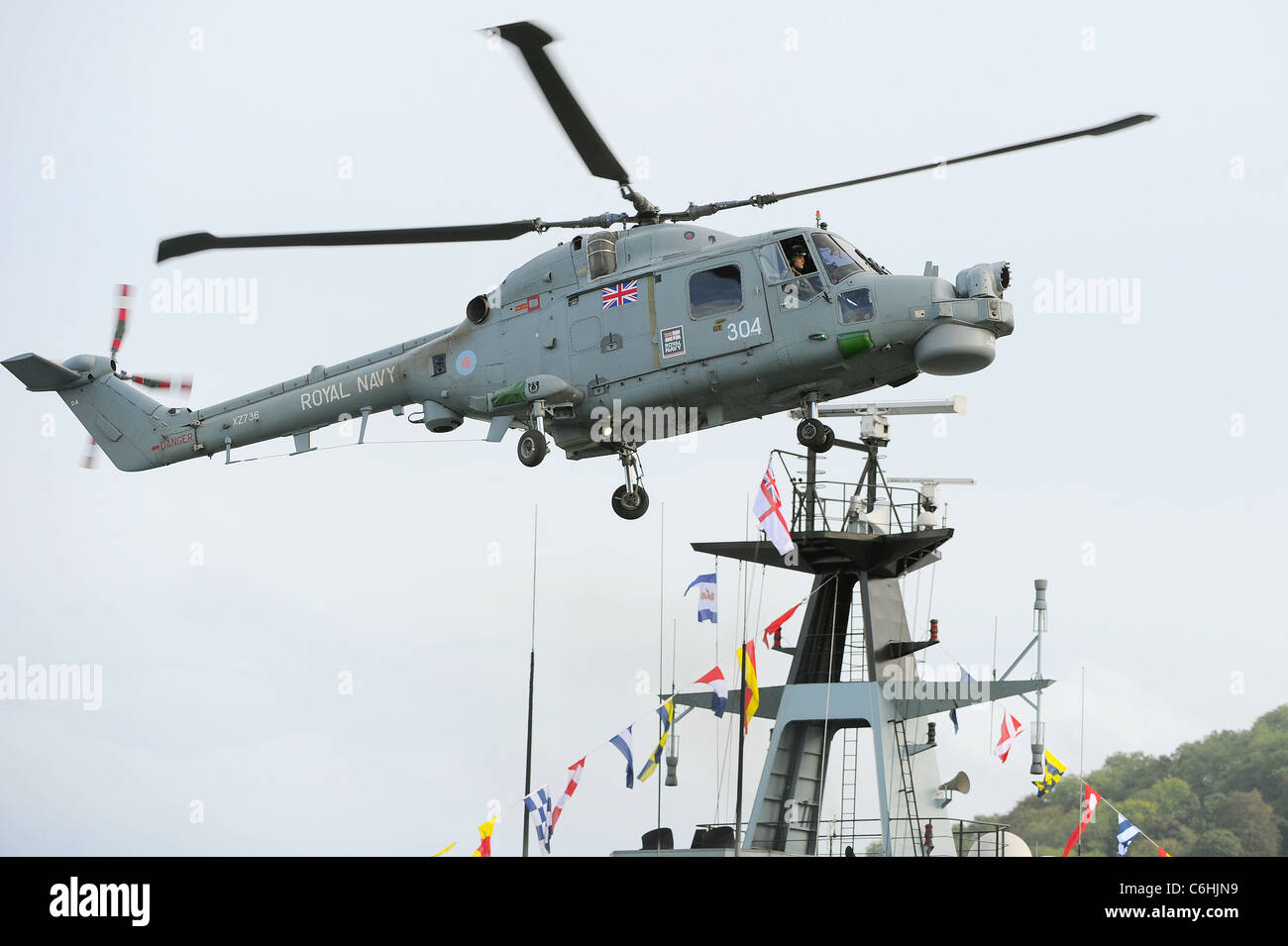 Un hélicoptère Lynx de la Marine royale de manoeuvres dans le ciel au-dessus de la rivière Dart à Dartmouth Dartmouth pendant la Régate royale Banque D'Images