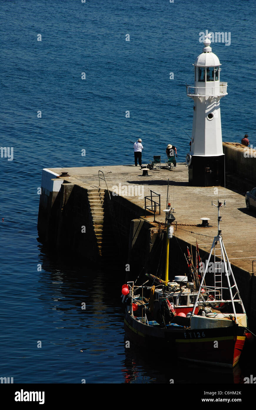 Le petit port de pêche de Cornouailles Mevagissey avec le Light House UK Banque D'Images